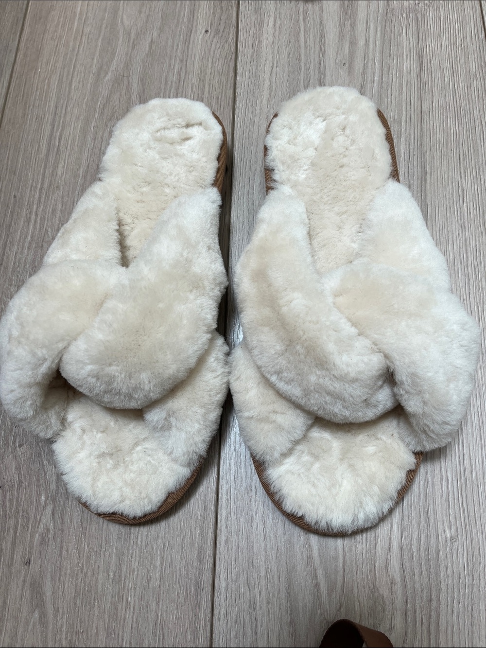 Cozy Cream Faux-Shearling Crossband Slippers for Women